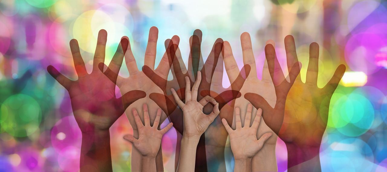 Mains d'enfants peintes de toutes les couleurs
