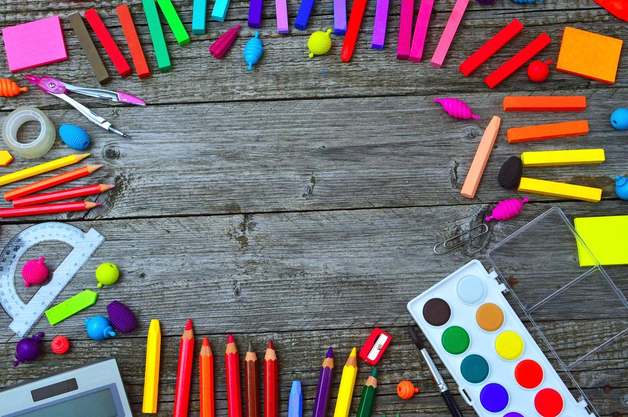 Fournitures scolaires sur une table en bois